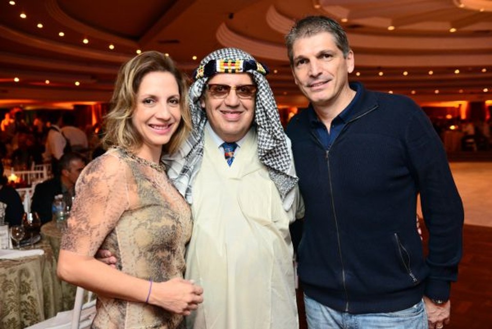 José Antonio Baggio Pereira e sua mulher, Andréa, curtiram a Noite Árabe do Clube Curitibano sexta-feira, com o amigo Omar Sallum (ao centro). A três meses da eleição, Baggio está sendo lançado como candidato à sucessão de Joaquim Miró na presidência do clube | Marcelo Krelling