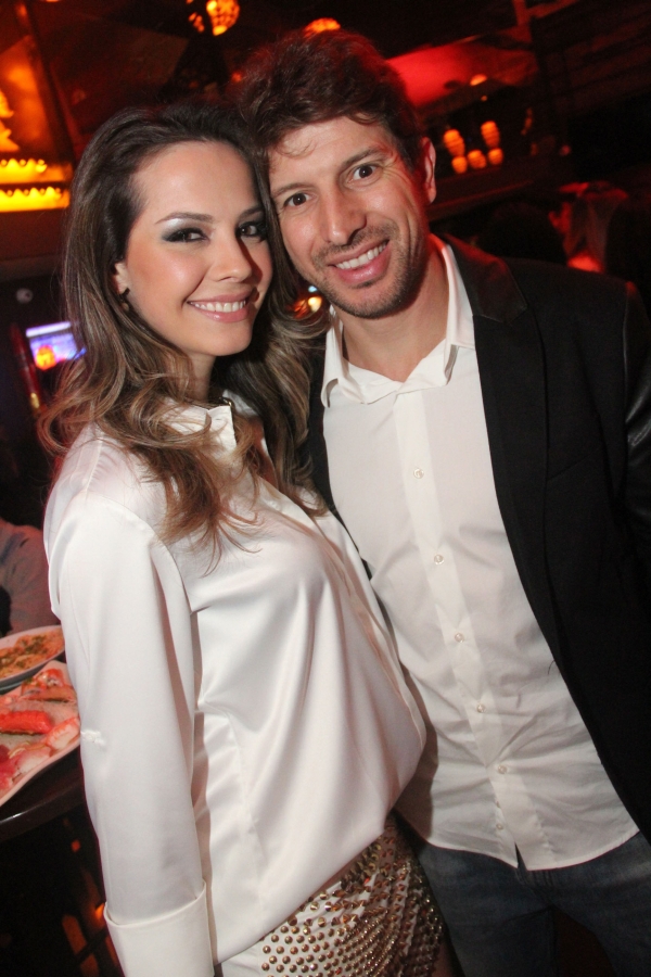 O ex-jogador Tcheco, atual auxiliar técnico do Coritiba, foi prestigiar a namorada, a modelo Kelly Pedrita, capa da quinta edição da revista TAJ Mag, lançada anteontem no Taj Bar | Fernando Smak