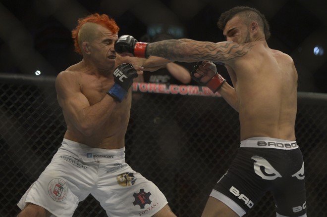 John Lineker (à dir.) venceu no UFC 163 e quer disputar cinturão |