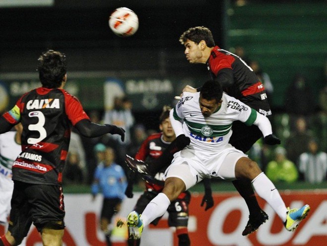 Bill em dividida com defensores do Vitória |