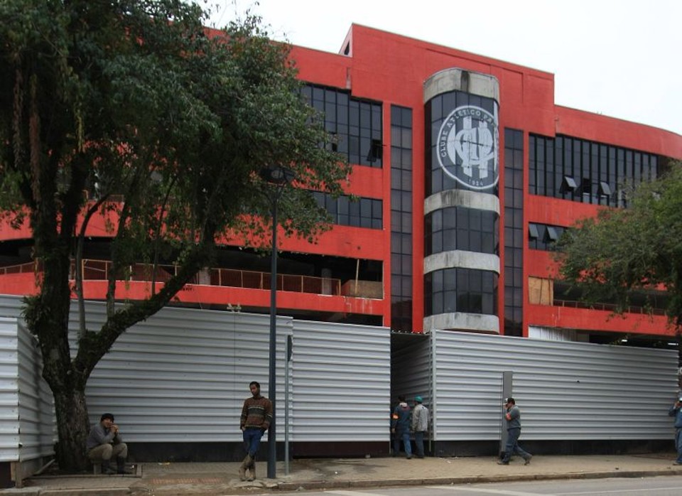Fachada da Arena em reforma para a Copa do Mundo: obras passaram de R$ 184,5 milhões para R$ 265 milhões | Ivonaldo Alexandre/ Gazeta do Povo