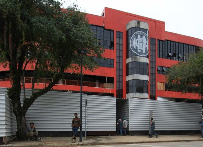 Fachada da Arena em reforma para a Copa do Mundo: obras passaram de R$ 184,5 milhões para R$ 265 milhões | Ivonaldo Alexandre/ Gazeta do Povo