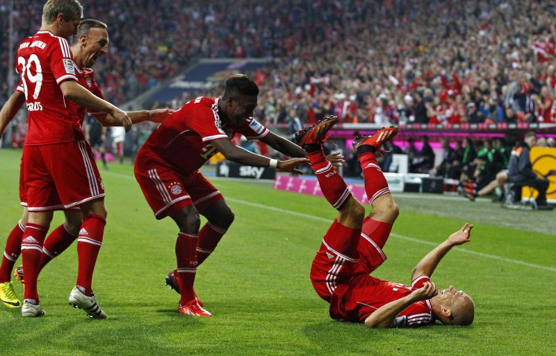 Robben cai ao comemorar o primeiro gol do Bayern no Campeonato Alemão | Reuters