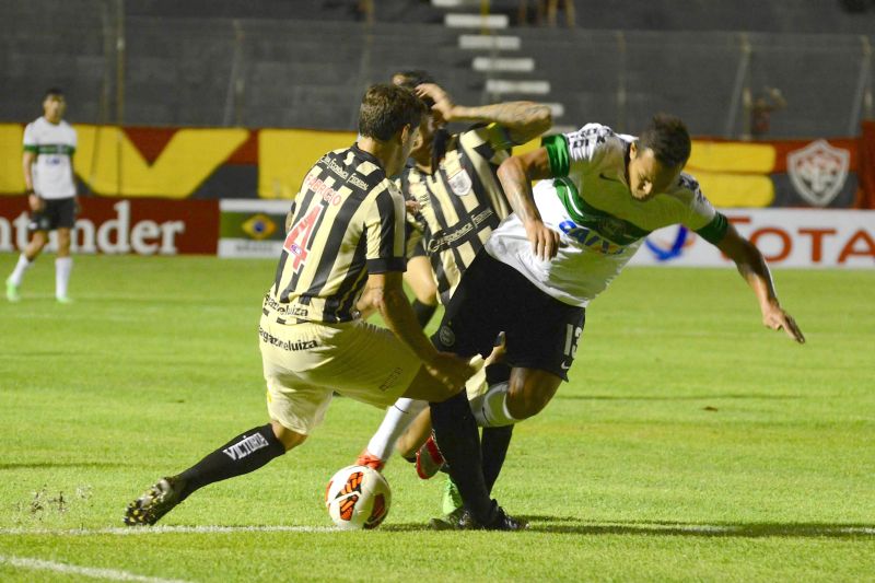 Zagueiro Fabrício, autor do gol do Vitória, disputa a bola com Bill | Erik Sales / Ag Bapress / Folhapress