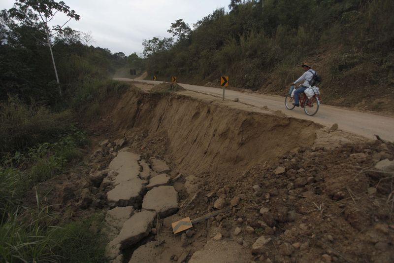 A estrada que liga Dr. Ulysses e Cerro Azul, duas das cidades com os piores IDHs do país: desenvolvimento que nunca chega | Jonathan Campos/Gazeta do Povo