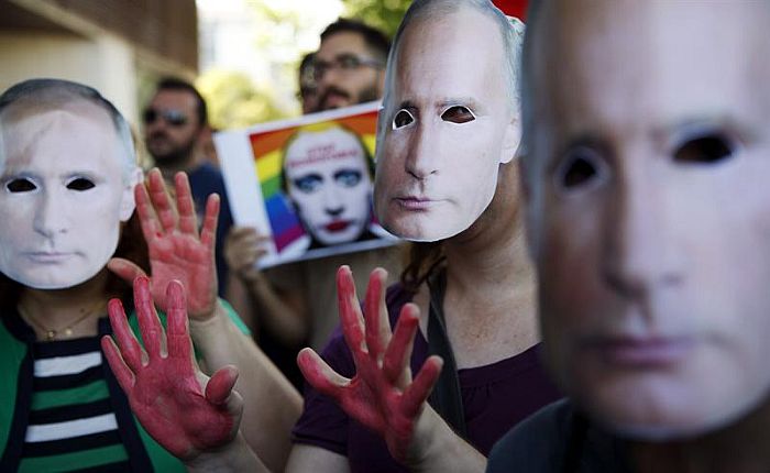 Manifestantes protestam nesta sexta-feira em Madri, capital da Espanha, contra a lei que proíbe propagada homossexual na Rússia | Sergio Barrenechea / EFE