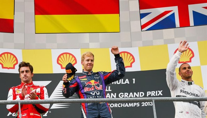 Sebastian Vettel, da Red Bull, comemora a vitória do GP da Bélgica junto de Fernando Alonso (à esquerda) e Lewis Hamilton | 