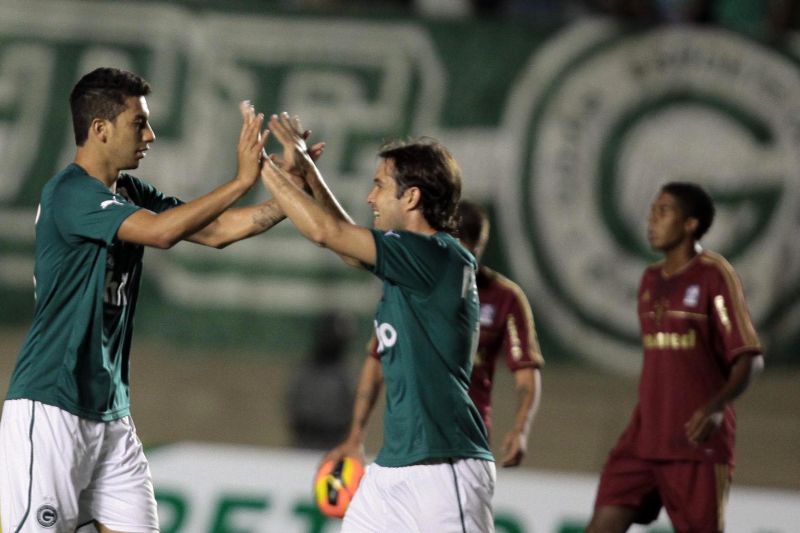 Renan Oliveira (esquerda) comemora com David gol que abriu o placar para o Goiás na vitória sobre o Fluminense | Carlos Costa / Futura Press / Folhapress