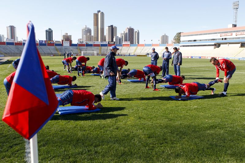 Atletas do Paraná durante treino físico na Vila Capanema | André Rodrigues / Gazeta do Povo