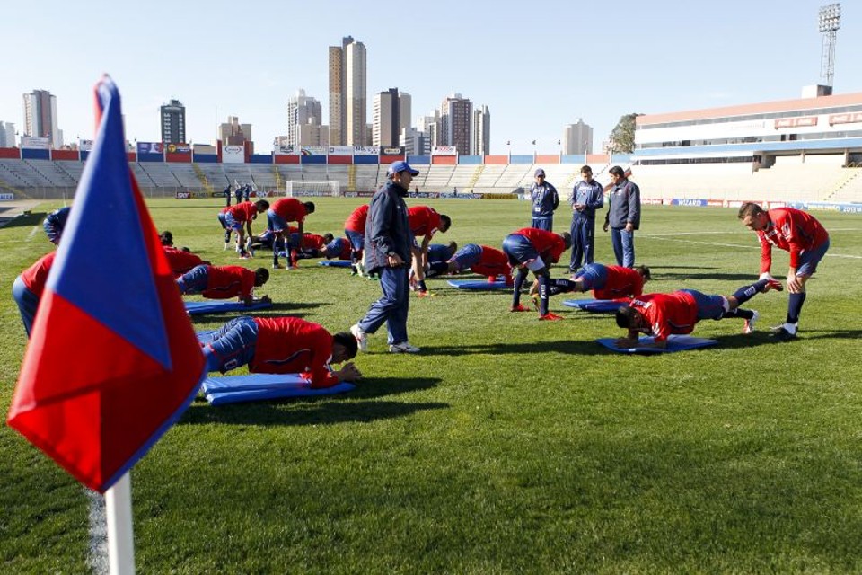 Atletas do Paraná durante treino físico na Vila Capanema | André Rodrigues / Gazeta do Povo