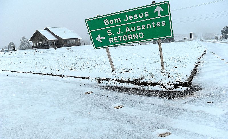 Em São José dos Ausentes, a neve cobriu a paisagem e complicou o trânsito nas estradas | Daniela Xu/Agência RBS/Folhapress