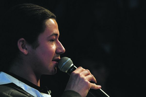 "É preciso conceituar melhor o que é vandalismo. Quebrar um prédio público é vandalismo e de fato afasta as pessoas da manifestação, mas a atuação violenta da polícia e o fato de pessoas morrerem na fila do hospital esperando um atendimento também é vandalismo."[|**|]Luan de Rosa, coordenador nacional do movimento social Dia do Basta. | 