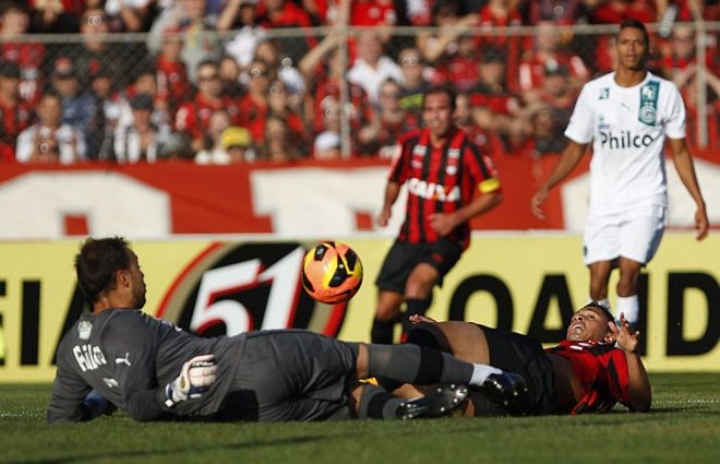 Dallatorre divide a bola com o goleiro Renan Brito na vitória do Atlético sobre o Goiás |