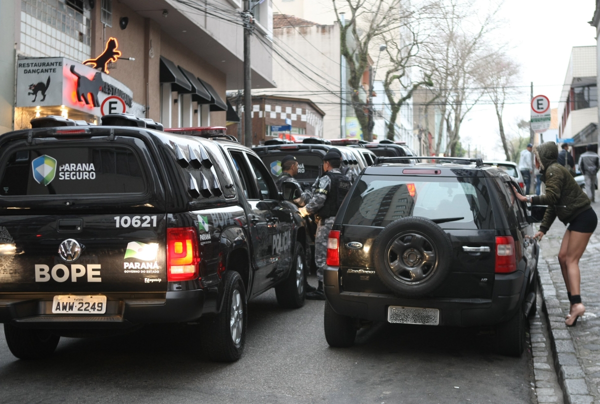 Primeira abordagem da operação desta quarta-feira ocorreu na rua Cruz Machado | Aniele Nascimento/Agência de Notícias Gazeta do Povo