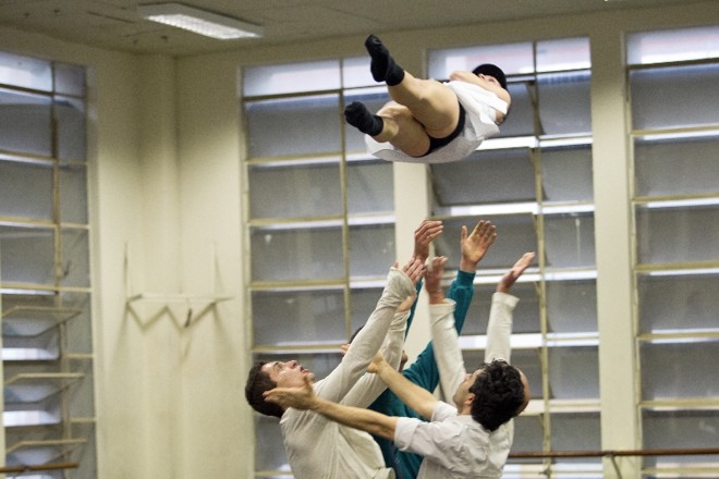 ...Predicativo do Sujeito traz sete homens e uma mulher: energia e fragilidade |