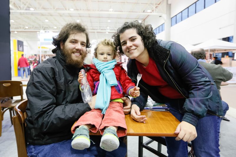 Diego, Carmen e a filha, Júlia: na feira, eles degustaram produtos e conheceram máquinas | Diego Pisante