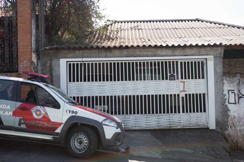 Polícia passou a noite na casa da família, em São Paulo, onde cinco pessoas foram mortas | Danilo Verpa/ Folhapress