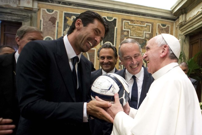 Buffon foi só sorrisos após o encontro com Francisco | 