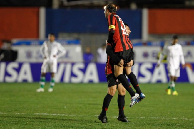 Paulo Baier festeja com João Paulo o segundo gol do Furacão |
