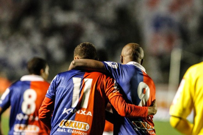 O camisa 11 Léo marcou o gol paranista logo no começo do jogo |