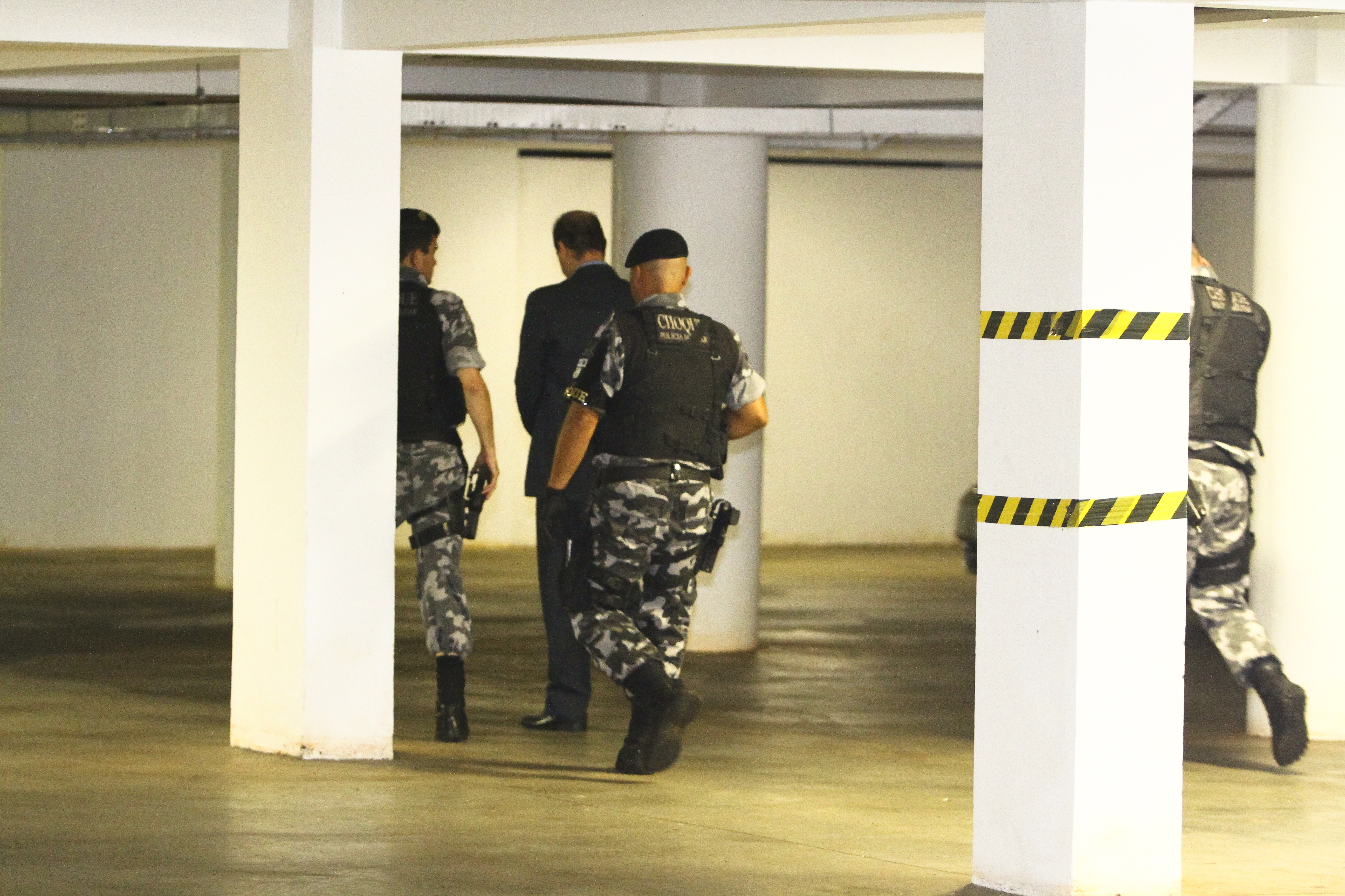 Colli chegou ao Forum em uma viatura do Choque, por volta das 12h35 | Roberto Custódio/Jornal de Londrina