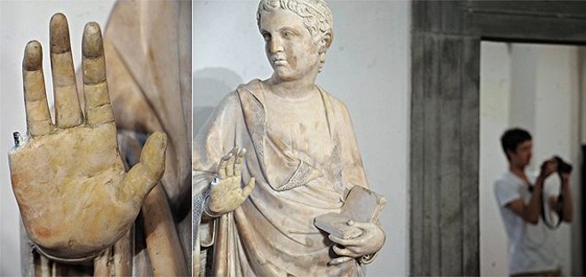 A rápida reação do vigia impediu que o dedo da escultura caísse no chão e o estrago fosse maior | EFE