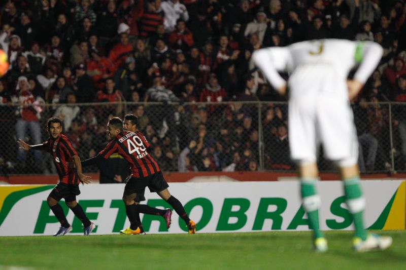 Acompanhado por Dellatorre e Léo, Éderson comemora o seu primeiro gol no confronto de ontem, em lance de oportunismo dentro da área palmeirense | Henry Milleo/ Gazeta do Povo