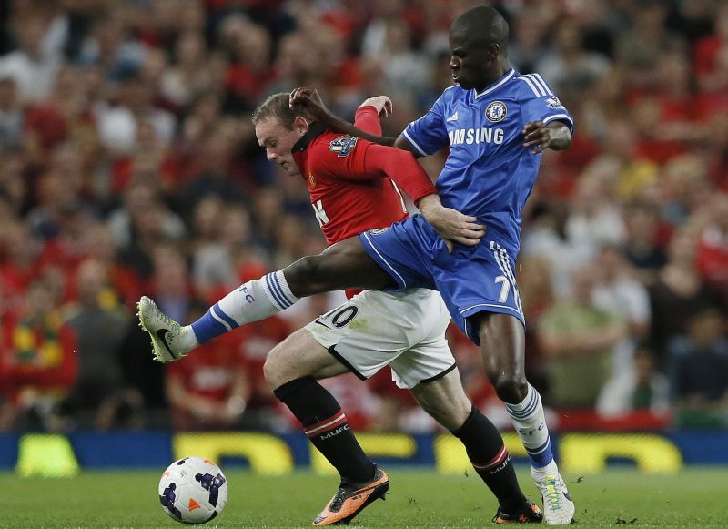 De volta ao time do Manchester United, Rooney disputa jogada com o brasileiro Ramires, do Chelsea, no empate por 0 a 0 | Phil Noble / Reuters