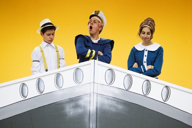 Alunos de duas unidades do colégio Positivo encenam infância de Santos Dumond | 