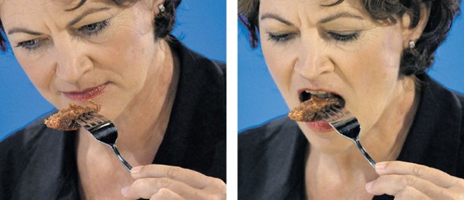 A austríaca Hanni Rutzler, cientista de alimentos, ao provar a carne sintética. Ela notou a falta de temperos e de gordura | 