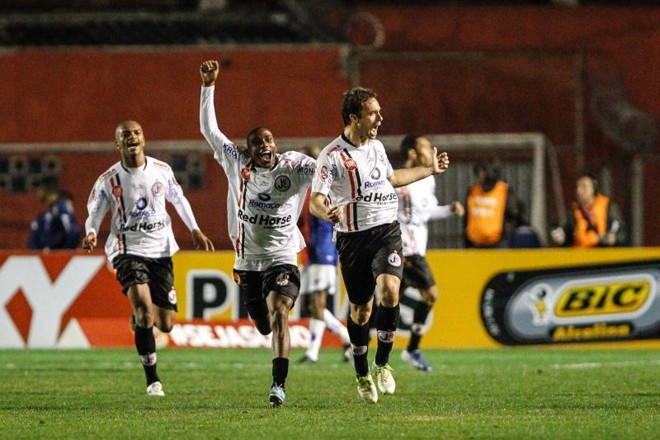 Zagueiro Rafael comemora o gol do Joinville na Vila Capanema |