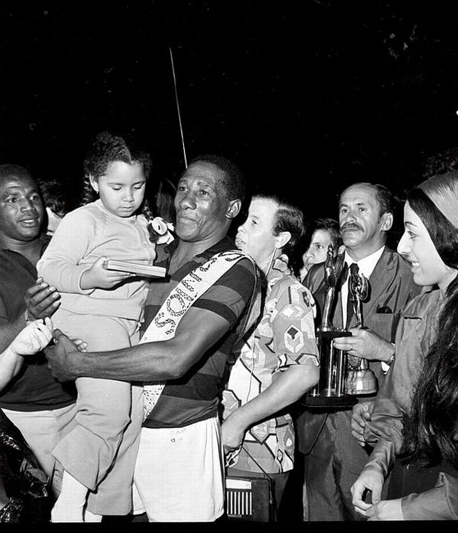 O craque da seleção brasileira Djalma Santos recebe as homenagens após o jogo derradeiro pelo Atlético | 