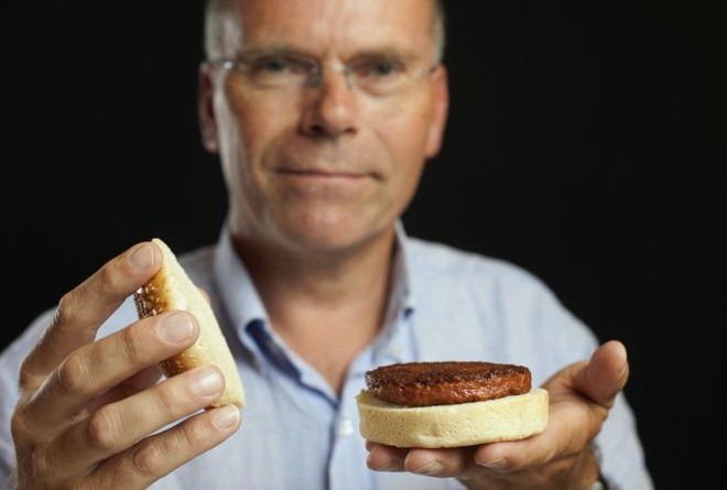 Cientista Mark Post, da Holanda, mostra o primeiro hambúrguer in vitro do mundo | David Parry/Reuters