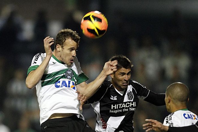 Zagueiro Chico espanta o perigo da área contra a Ponte Preta | 