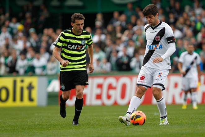 Lincoln observa Juninho com a bola | 