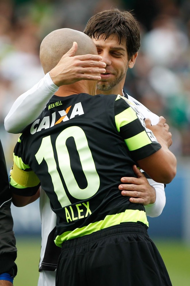 Juninho Pernambucano levou a melhor no duelo com Alex | 