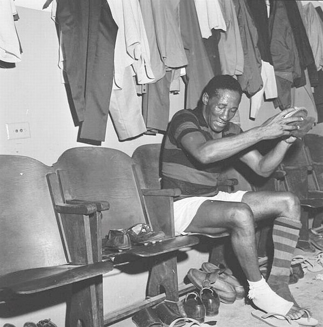 O lateral-direito Djalma Santos tira o uniforme do Atlético nos vestiários da Vila Capanema em sua última partida | 