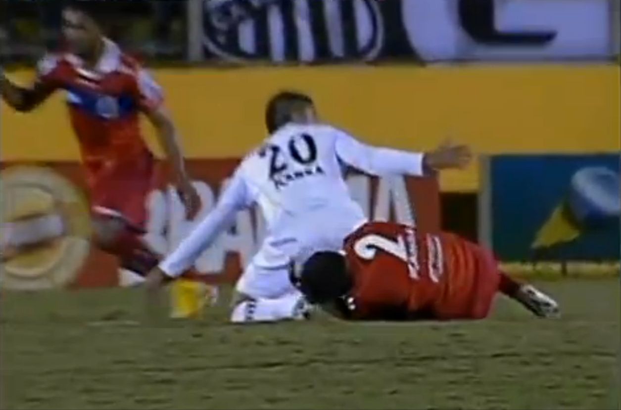 Roniery caído no chão, após a disputa com Paulinho (20): agressão sem provas consistentes, na avaliação do STJD. | Reprodução/ PFC