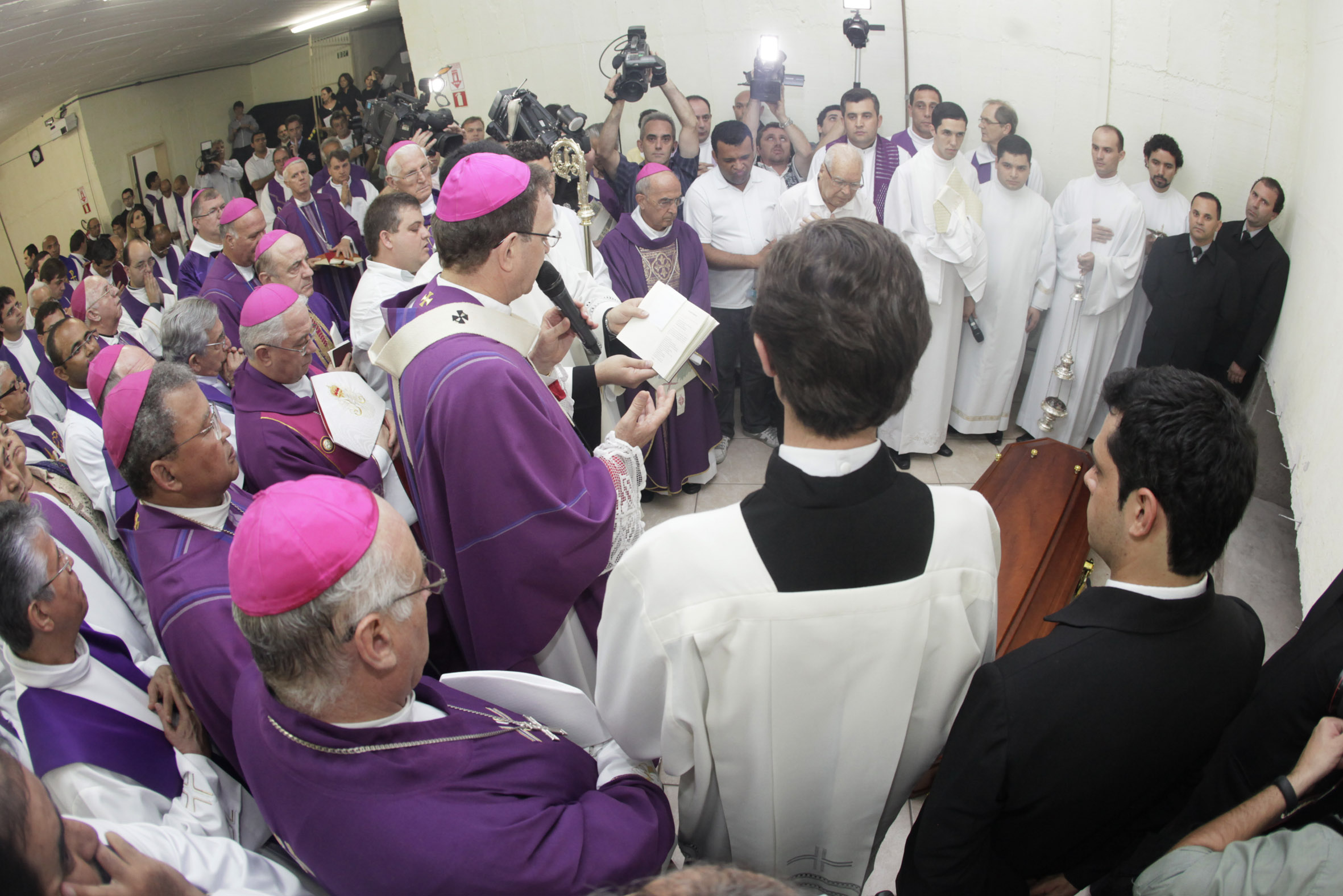 Cerimônia de sepultamento, na segunda-feira, foi realizada na cripta da Catedrla e teve entrada restrita | Walter Fernandes / Gazeta Maringá