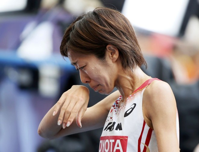 A japonesa Misaki Onishichora chora muito após não terminar a prova dos 5.000m | 