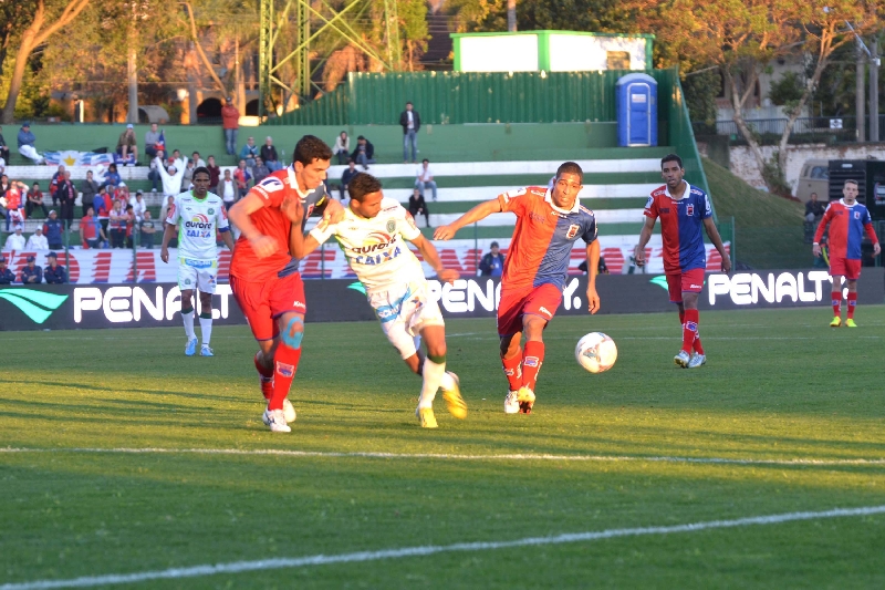 Anderson (esq.) e Ricardo Conceição dão combate a atacante da Chapecoense: defesa paranista esteve bem até os 39/2º | Junior Matiello/Futura Press