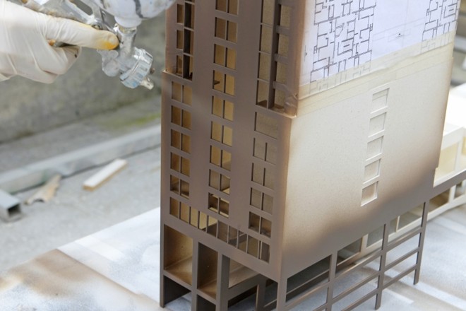 Depois de montadas sobre a base, as placas recebem tinta automotiva, mais resistente e com cores fieis às do projeto |