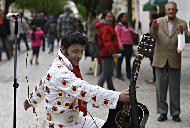 Paulo cantou e dançou para homenagear o ídolo |