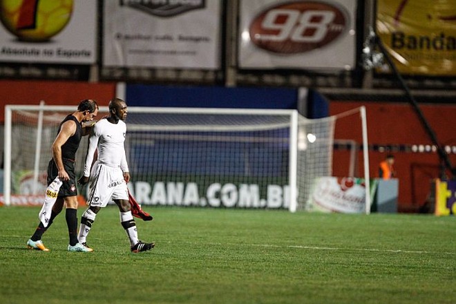 Baier e Seedorf se cumprimentam no intervalo do jogo na Vila Capanema |