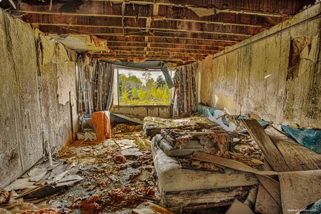 O fotógrafo não muda o cenário da foto, mas compõe imagem com três frames |