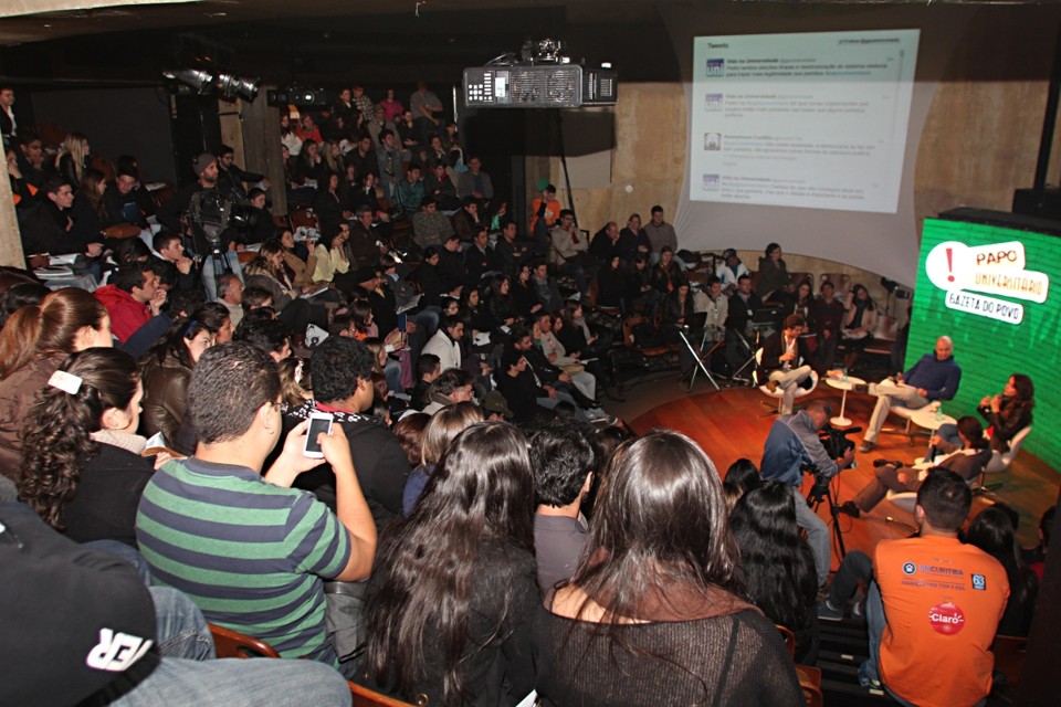 No Teatro Paiol e pelas redes sociais estudantes discutiram as manifestações da população brasileira | Walter Alves / Gazeta do Povo