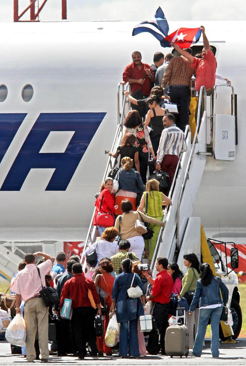 Médicos retornam para Cuba, em 2005, após decisão judicial desfavorável que os impediu de trabalhar no Brasil | Evaristo Sa/ Arquivo AFP