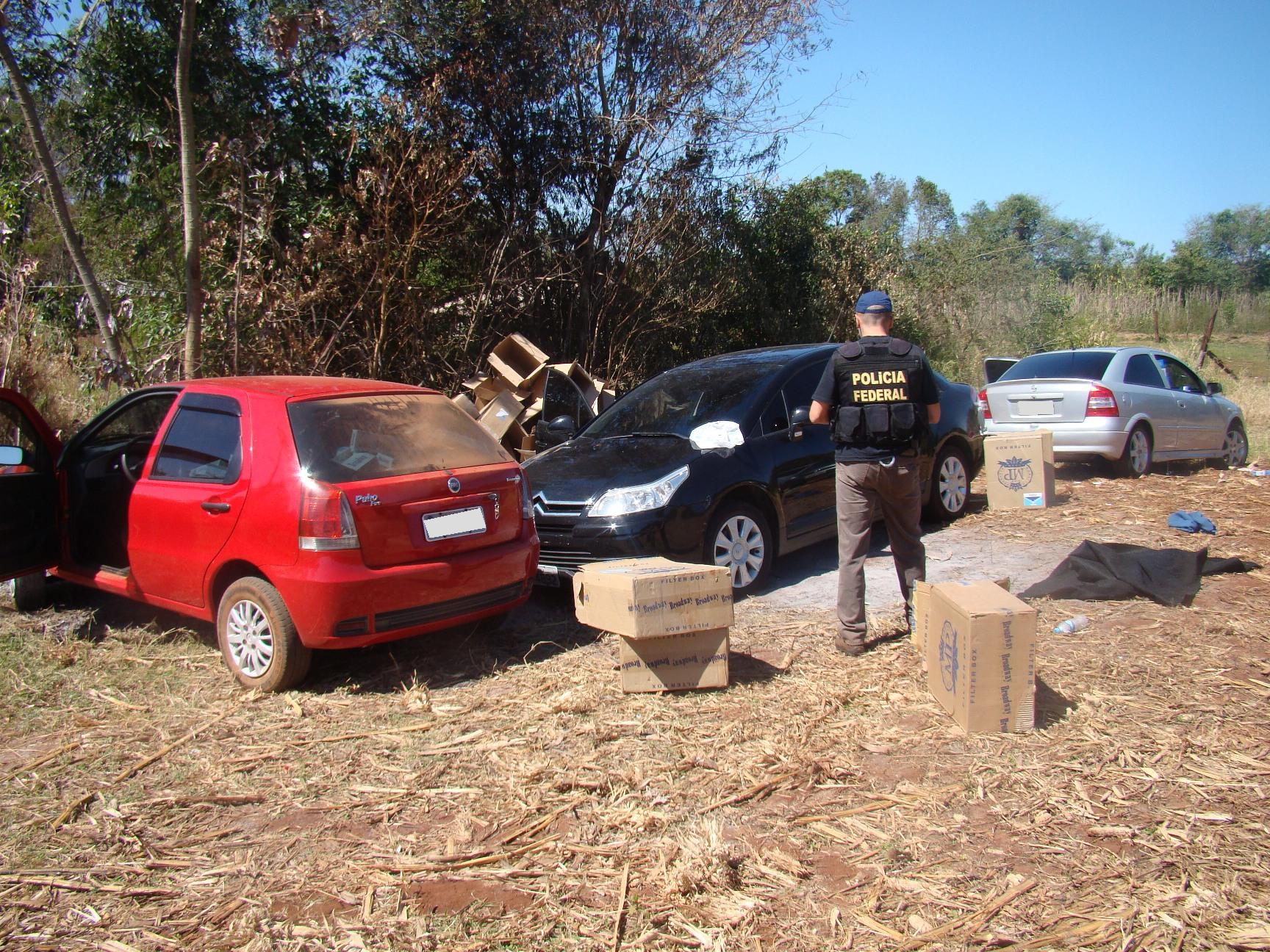 Quatro carros estavam estacionados nos fundos de uma propriedade particular, onde eram preparados para transportar cigarros de origem estrangeira | PRF/Divulgação
