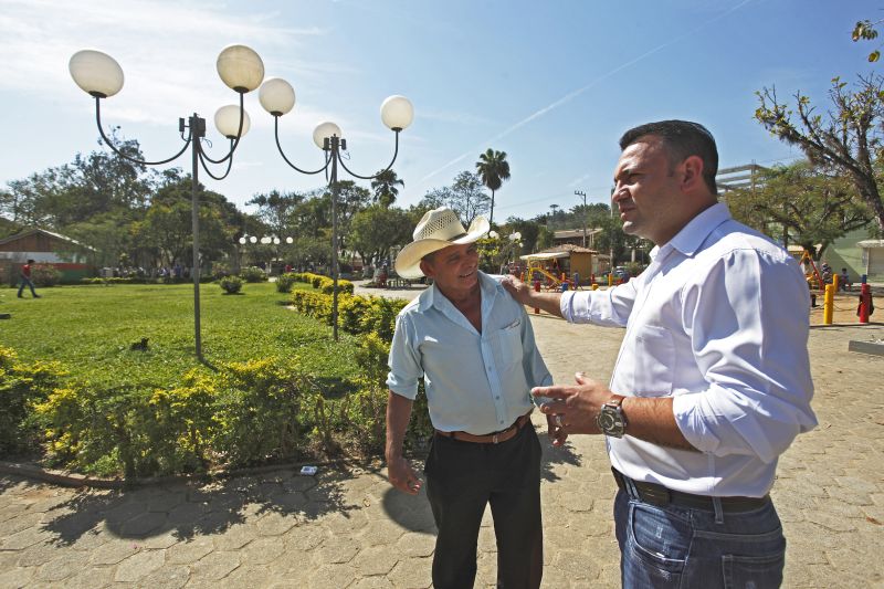 O prefeito de Cerro Azul, Claudinei Braz (à direita): O cenário não é tão ruim quanto parece | Jonathan Campos/Gazeta do Povo
