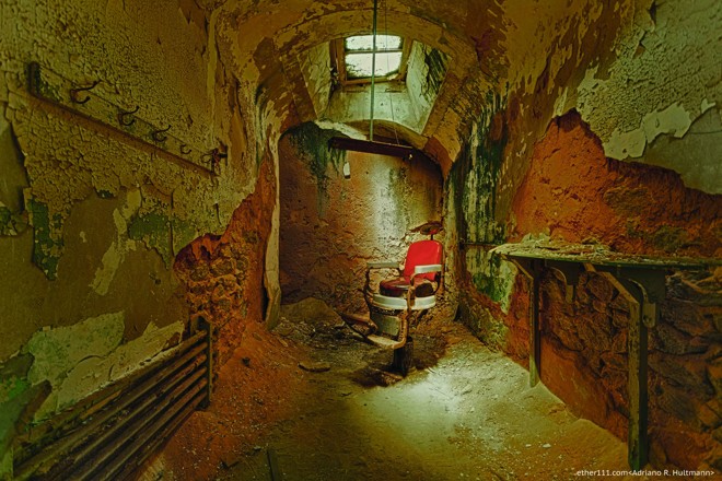 O presídio abandonado preservou uma cadeira de barbeiro usada pelos detentos |